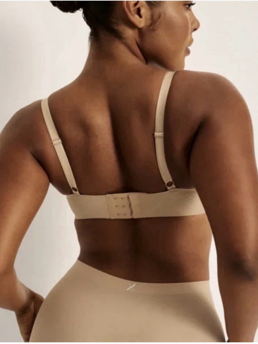 Knix 3 Bra Tan Wingwoman
Wireless Adjustable Straps Back
Closure Molded Cups